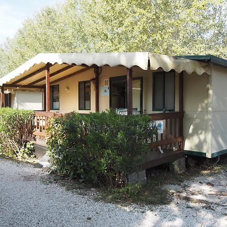 Comfortabele Familie Chalets Met Veranda Incl Airco Dichtbij Zee! Viareggio Exterior photo